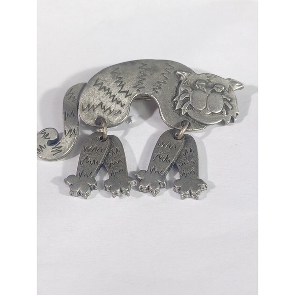 Sleepy tabby cat with Dangle legs Brooch Pin - Signed JJ - Picture 3 of 11